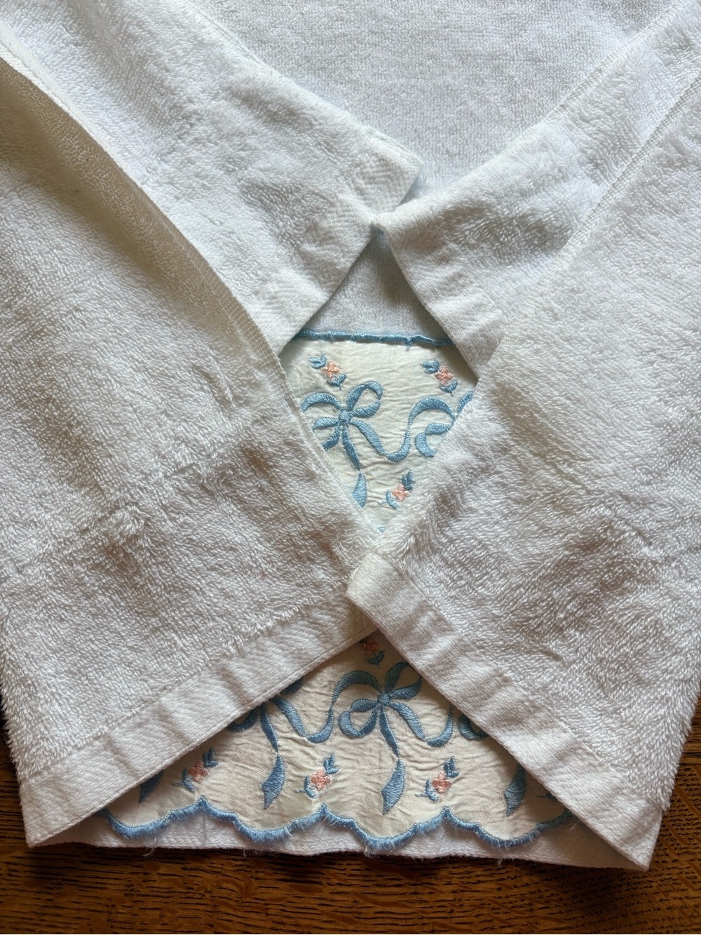 Vintage White with blue and pink Bow trim Bedding Towel Set of 2- Made in USA - Picture 9 of 14